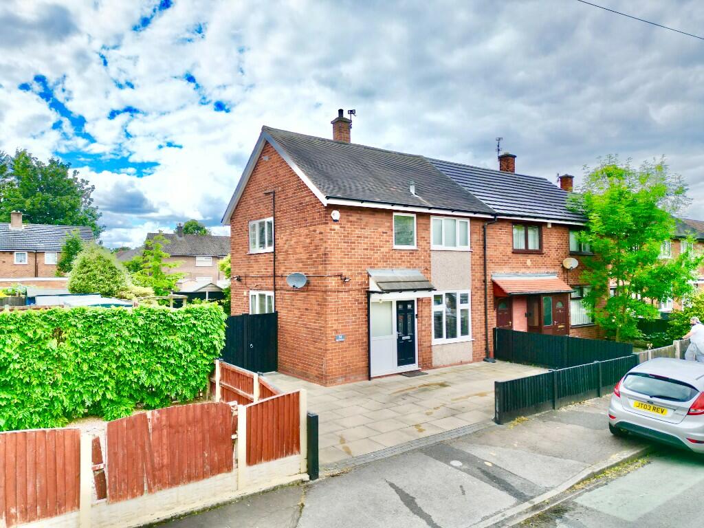 2 bedroom end of terrace house for sale in Heatherway, Sale, Cheshire