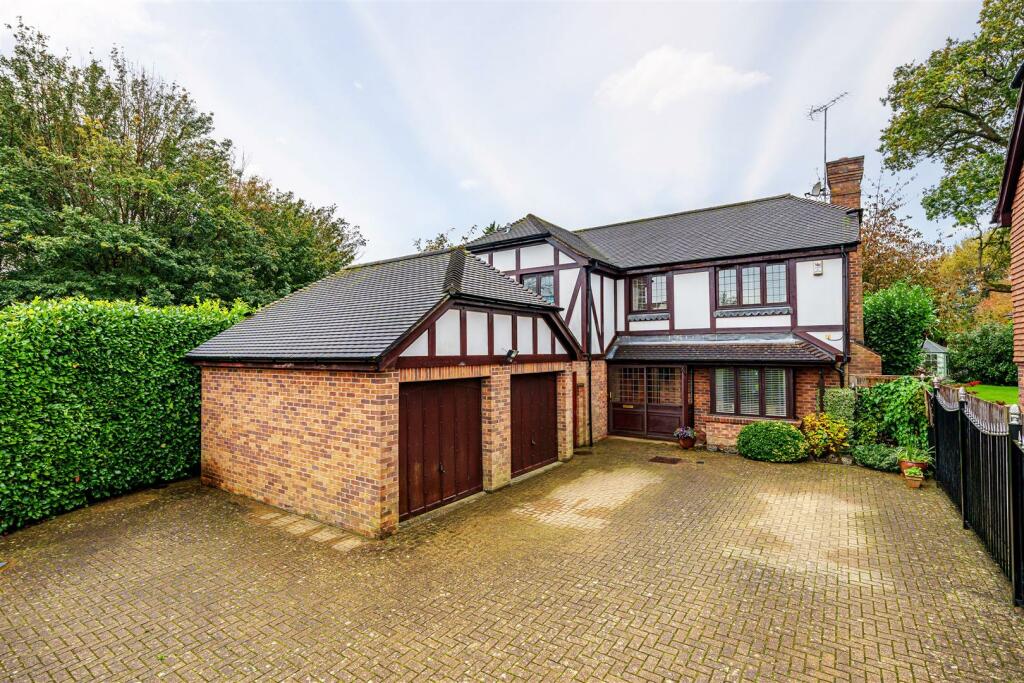 4 bedroom detached house for sale in Heathcote, Tadworth, Surrey, KT20