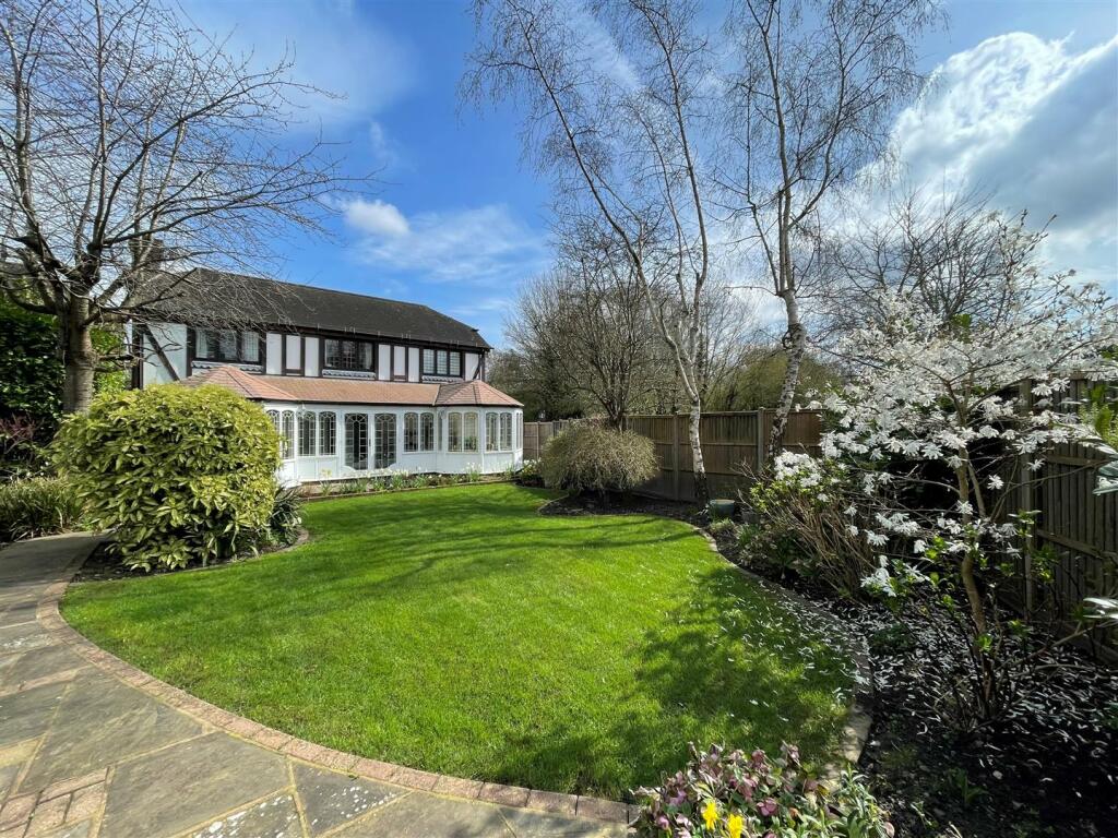 4 bedroom detached house for sale in Heathcote, Tadworth, Surrey, KT20