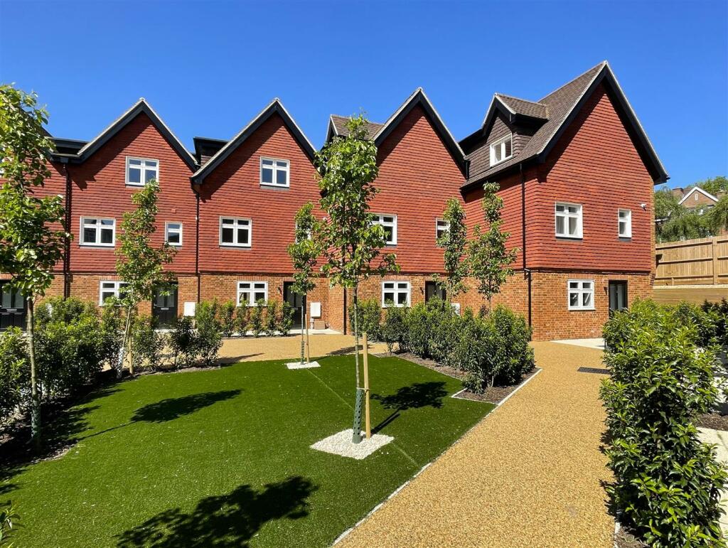 3 bedroom town house for sale in Kingswood Mews, Waterhouse Lane ...