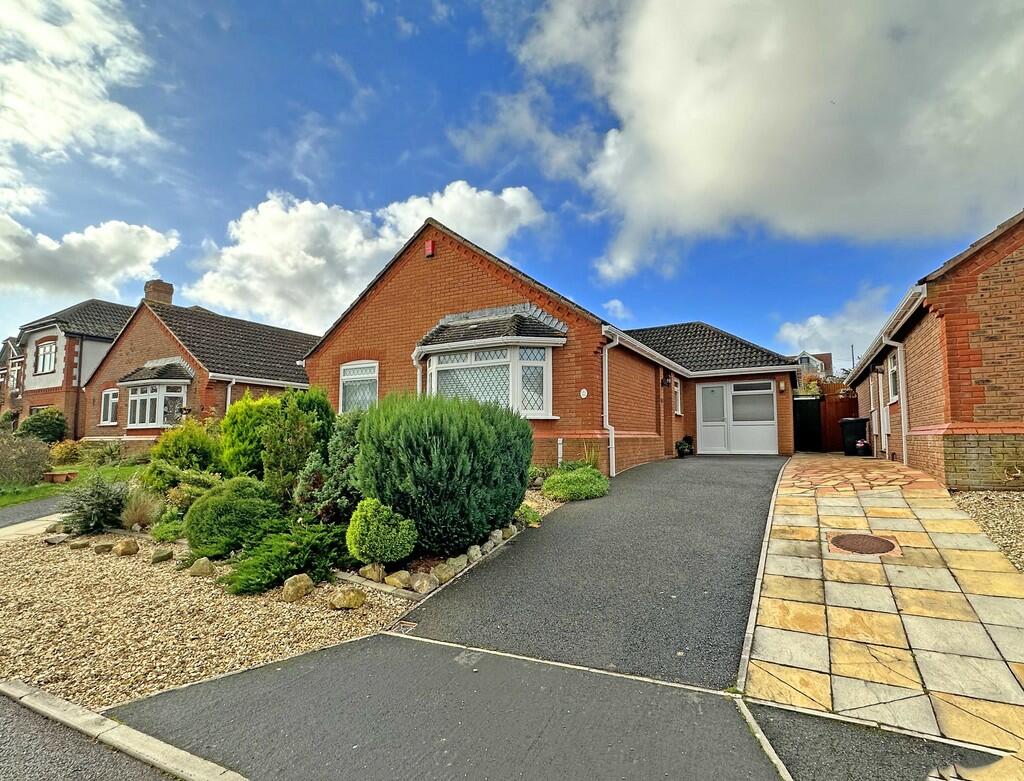 3 bedroom detached bungalow for sale in Brownlees, Exminster, EX6