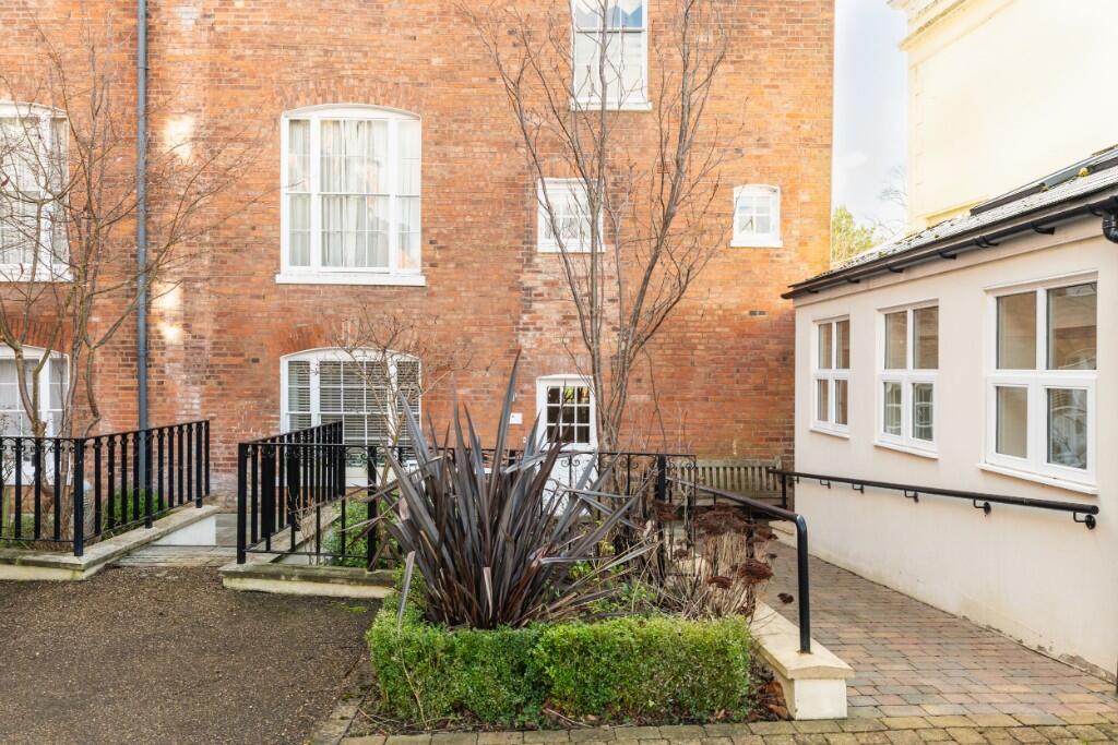 Main image of property: 2 Harbury Court, Binswood Avenue, Leamington Spa, Warwickshire, CV32 5DG