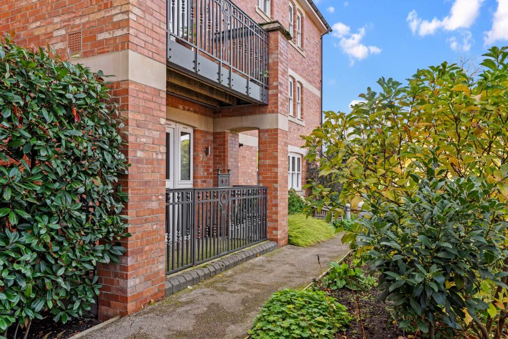 Main image of property: 15 Walton Court, Lillington Avenue, Leamington Spa, Warwickshire, CV32