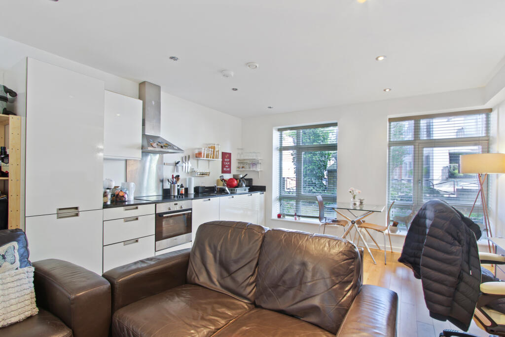 Main image of property: The Retreat, Earlsfield, SW18