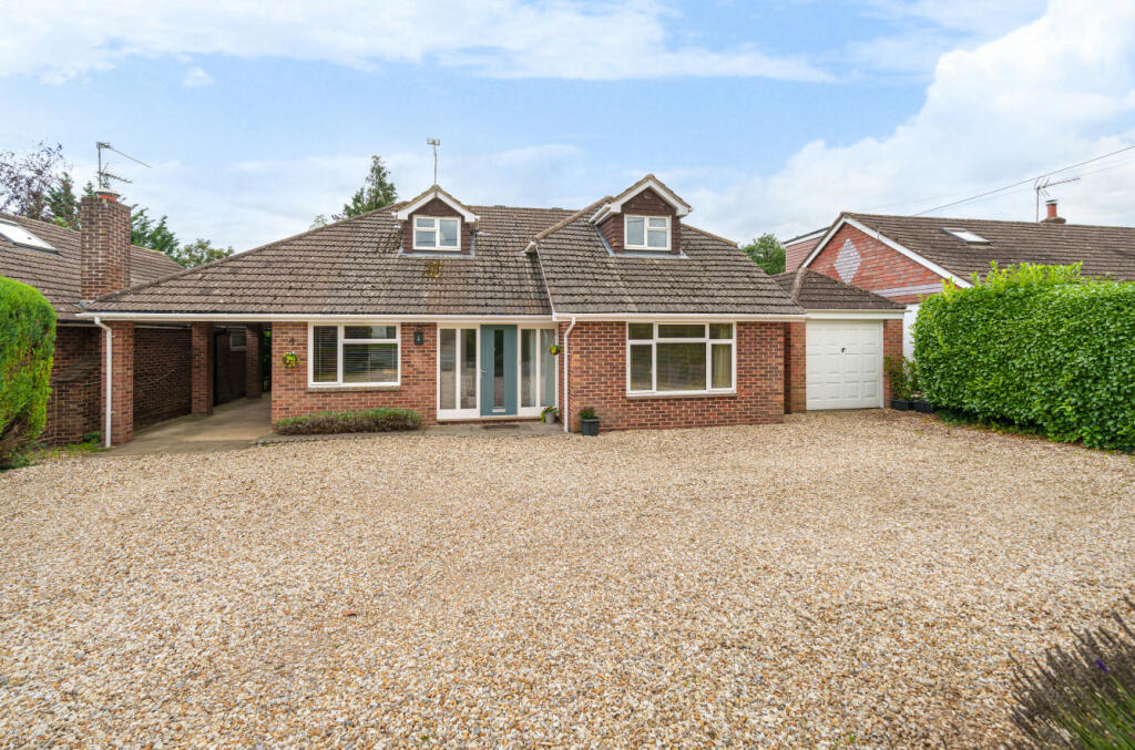 4 bedroom detached house for sale in Downs Road, South Wonston