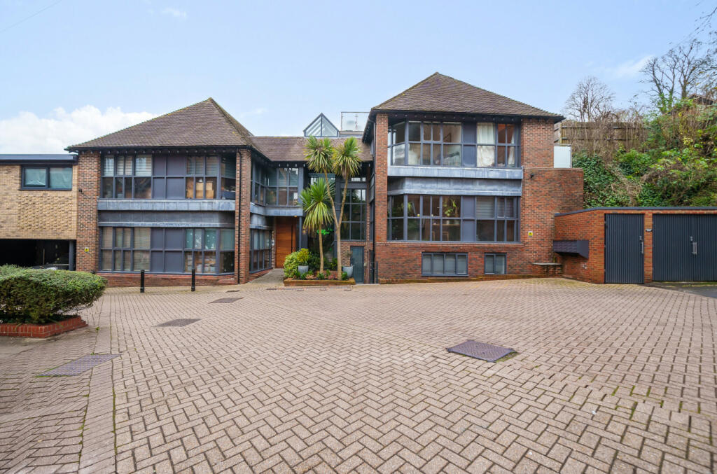 2 bedroom penthouse for sale in Old Station Approach, Winchester