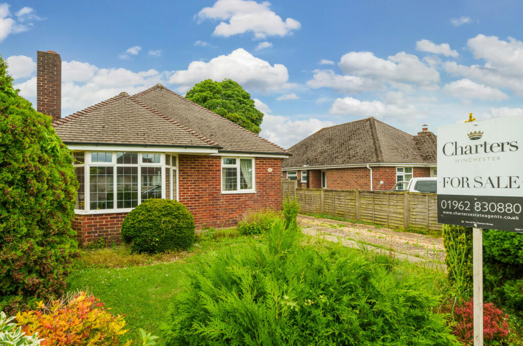 2 bedroom bungalow for sale in Woodfield Drive, Winchester, SO22