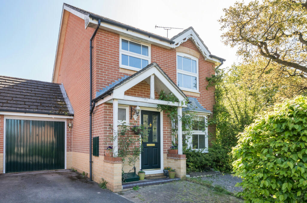 3 bedroom link detached house for sale in Whitebeam Close, Colden