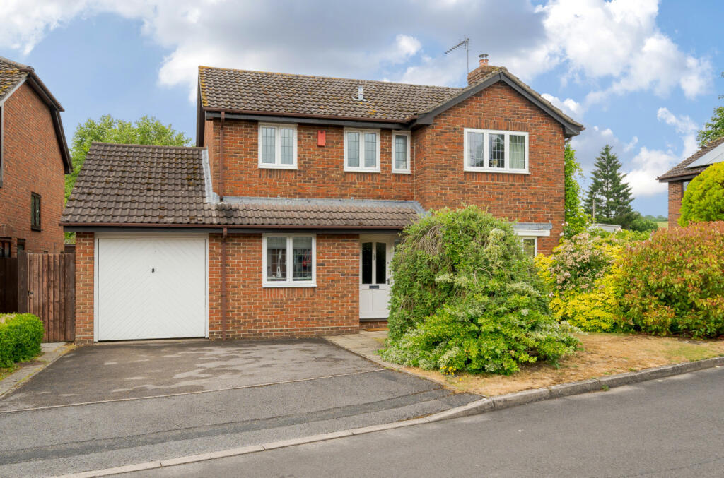 4 bedroom detached house for sale in Kings Close, Kings Worthy