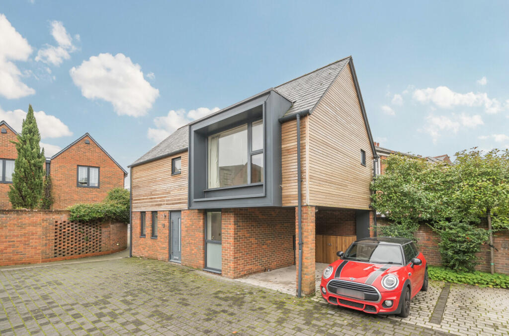 2 bedroom detached house for sale in St. Valentines Close, Winchester