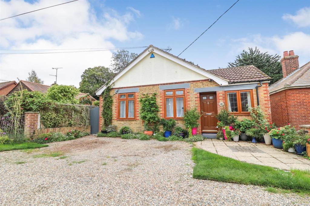 3 bedroom detached bungalow for sale in Peverel Avenue, Hatfield