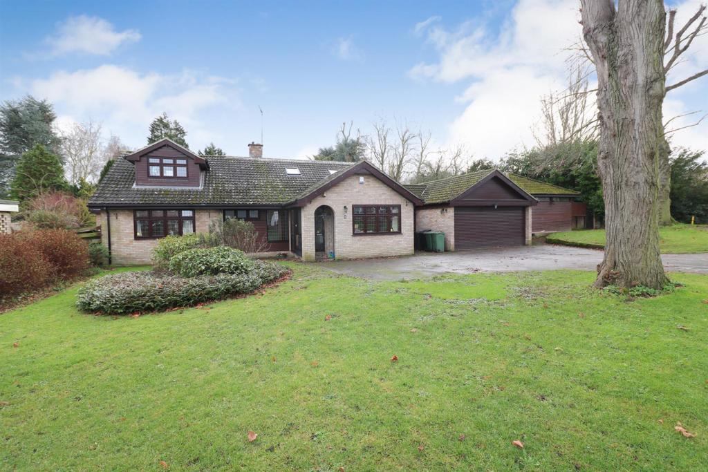 5 bedroom detached house for sale in Blunts Hall Drive, Witham, CM8