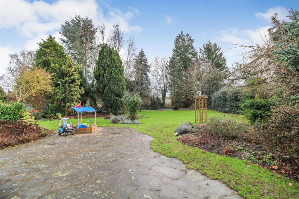 5 bedroom detached house for sale in Blunts Hall Drive, Witham, CM8