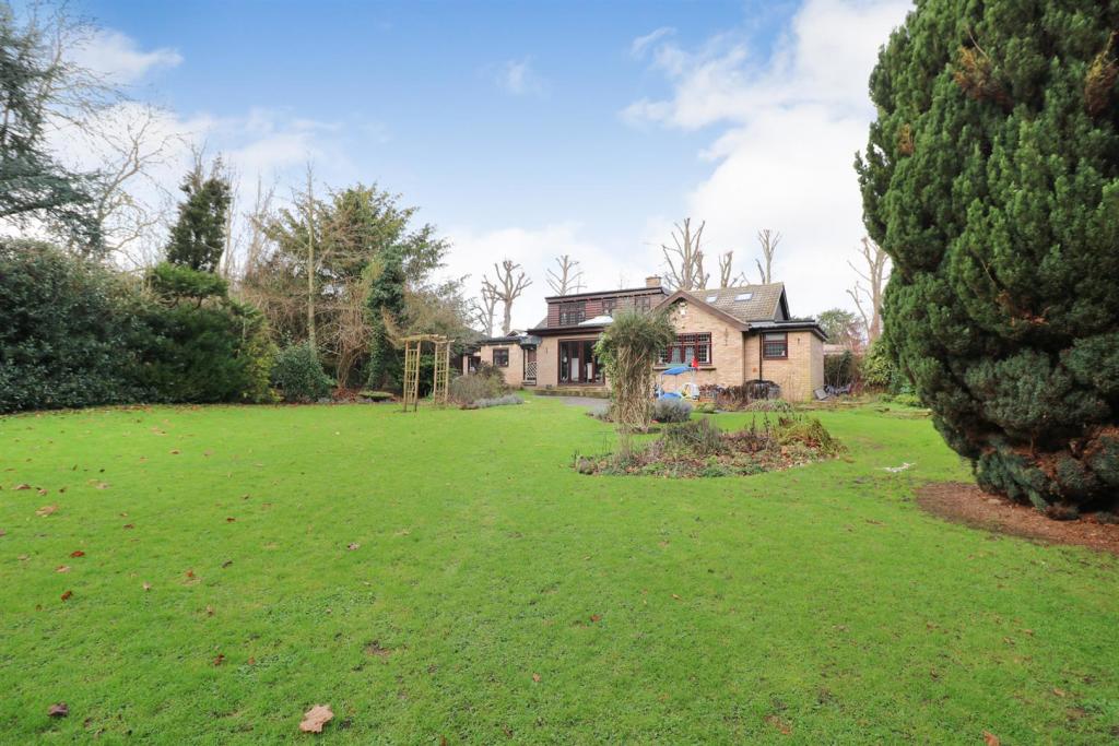 5 bedroom detached house for sale in Blunts Hall Drive, Witham, CM8