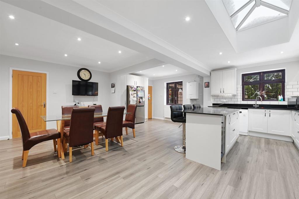 5 bedroom detached house for sale in Blunts Hall Drive, Witham, CM8