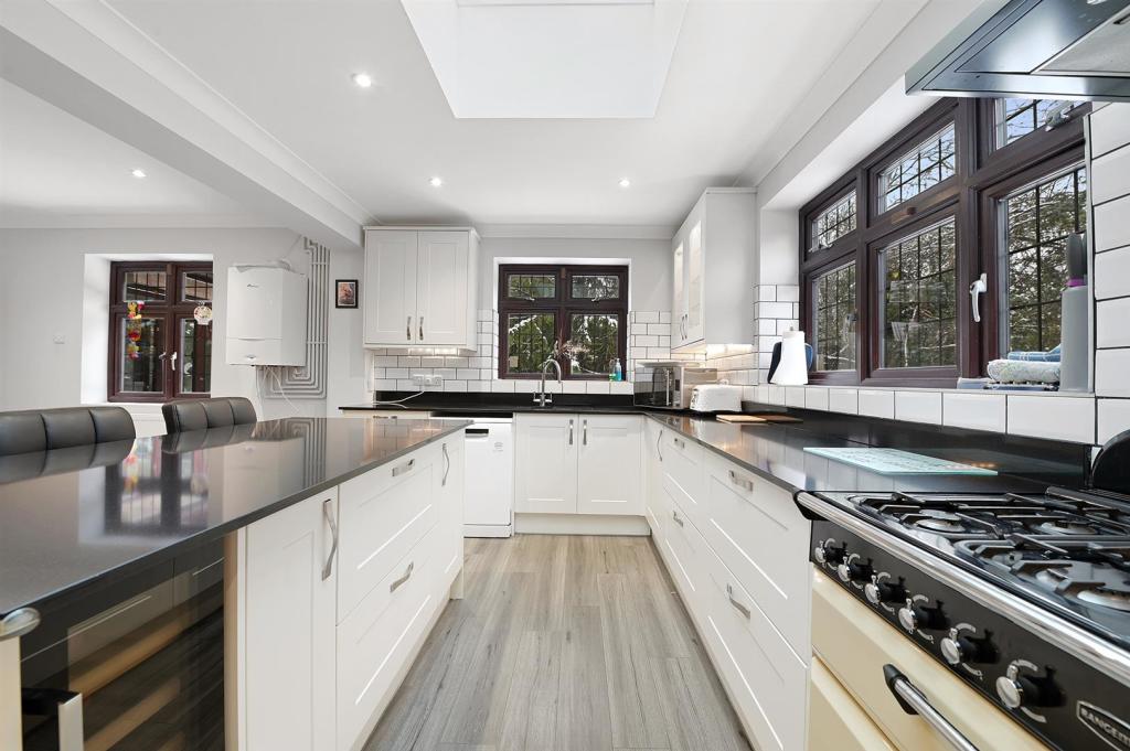 5 bedroom detached house for sale in Blunts Hall Drive, Witham, CM8