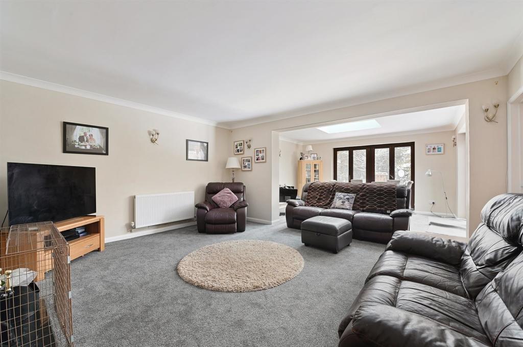 5 bedroom detached house for sale in Blunts Hall Drive, Witham, CM8