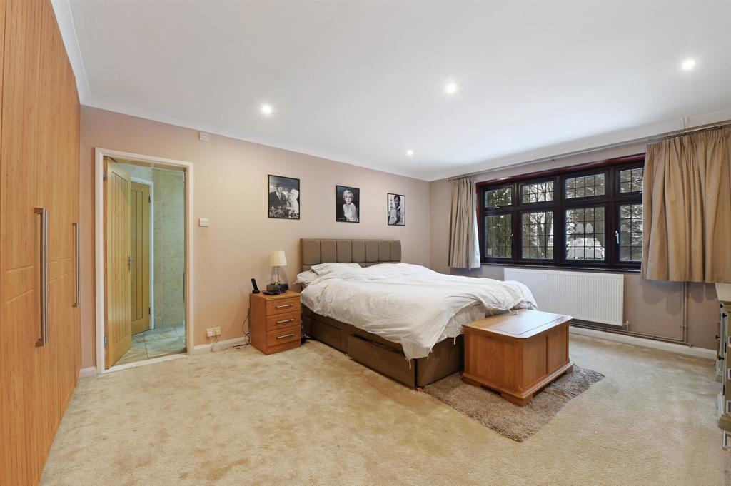 5 bedroom detached house for sale in Blunts Hall Drive, Witham, CM8