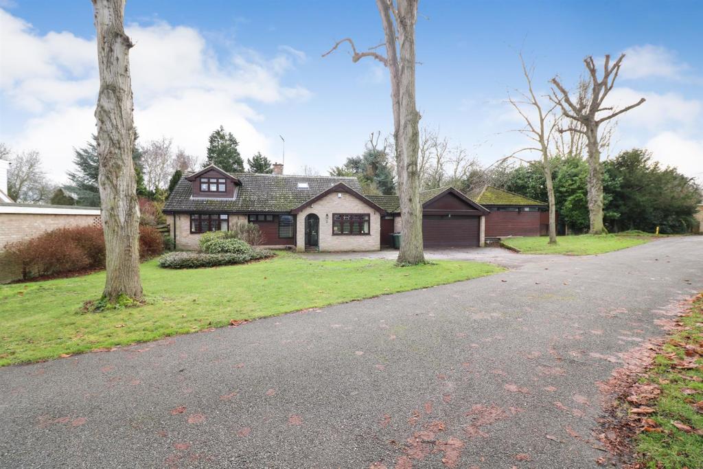 5 bedroom detached house for sale in Blunts Hall Drive, Witham, CM8