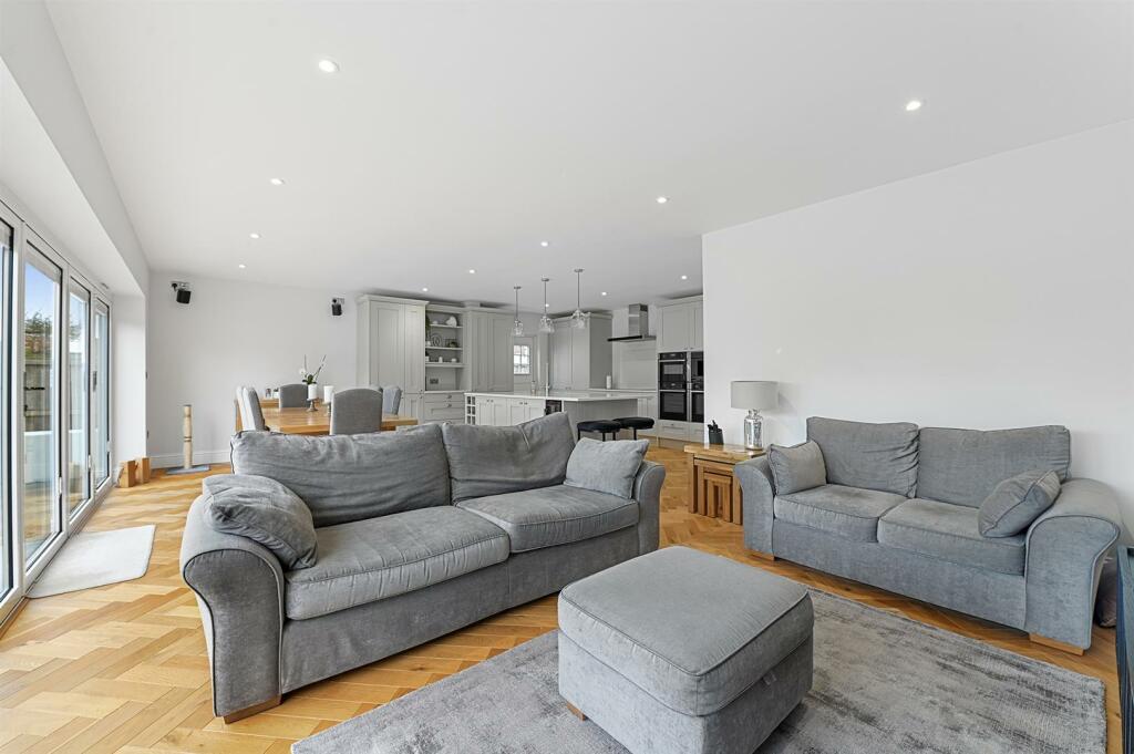 4 bedroom detached house for sale in Station Road, Hatfield Peverel