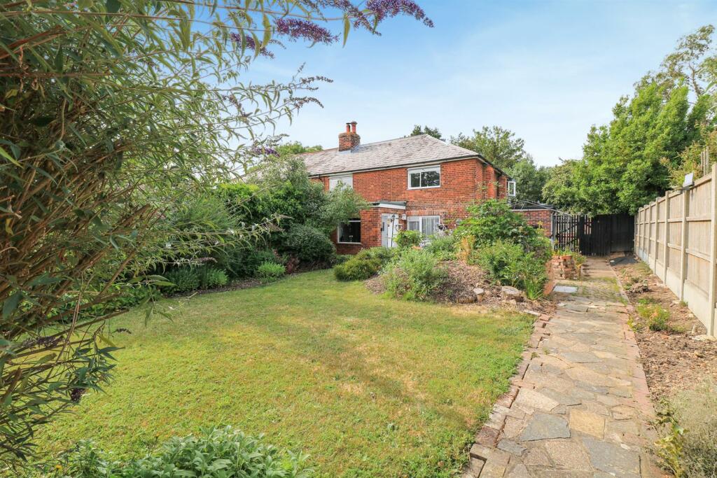 4 bedroom semidetached house for sale in Nounsley Road, Hatfield