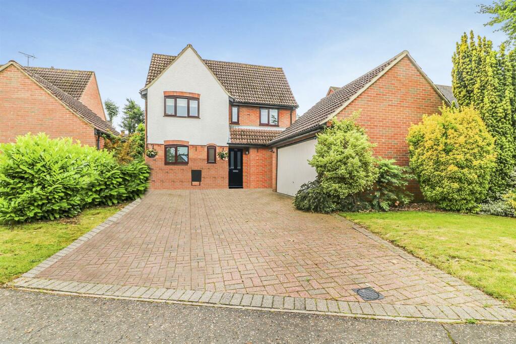 4 bedroom detached house for sale in The Pines, Hatfield Peverel, CM3