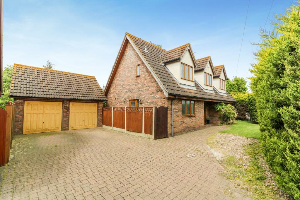 4 bedroom detached house for sale in Maldon Road, Latchingdon, CM3