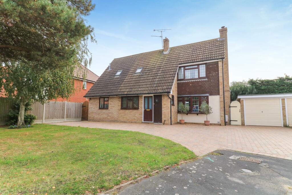 4 bedroom detached house for sale in Wentworth Close, Hatfield Peverel