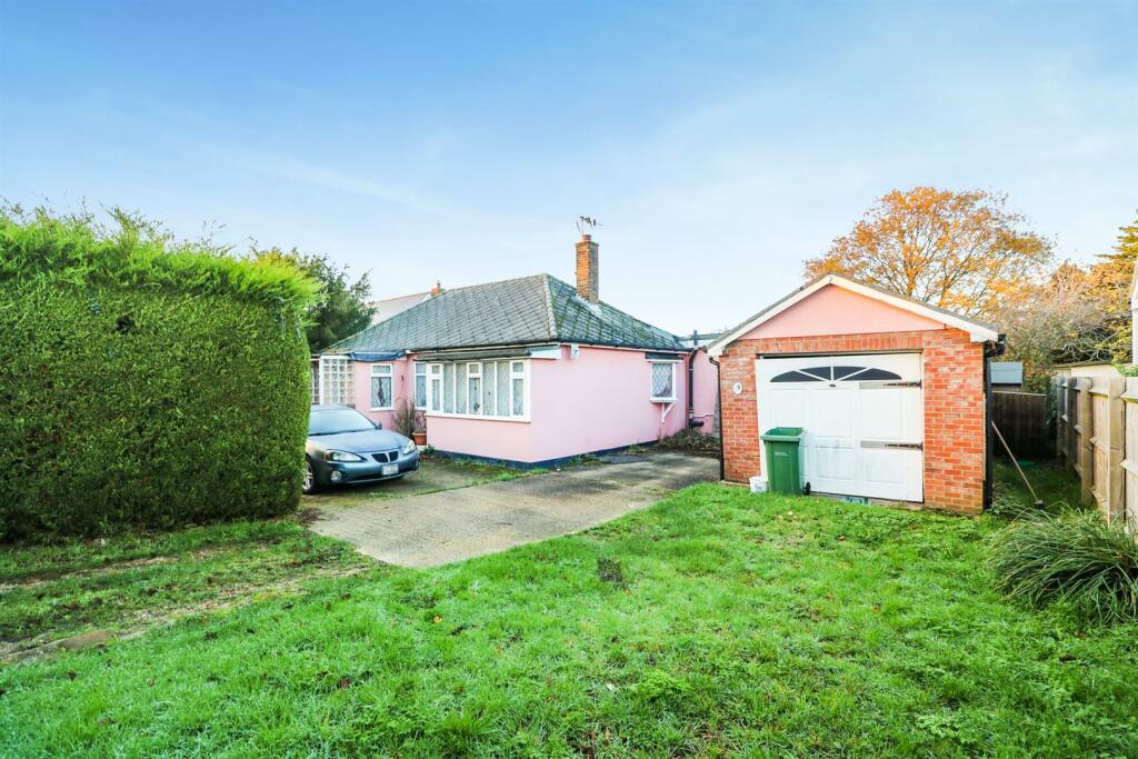 3 bedroom detached bungalow for sale in Trusses Road, BradwellOnSea, CM0