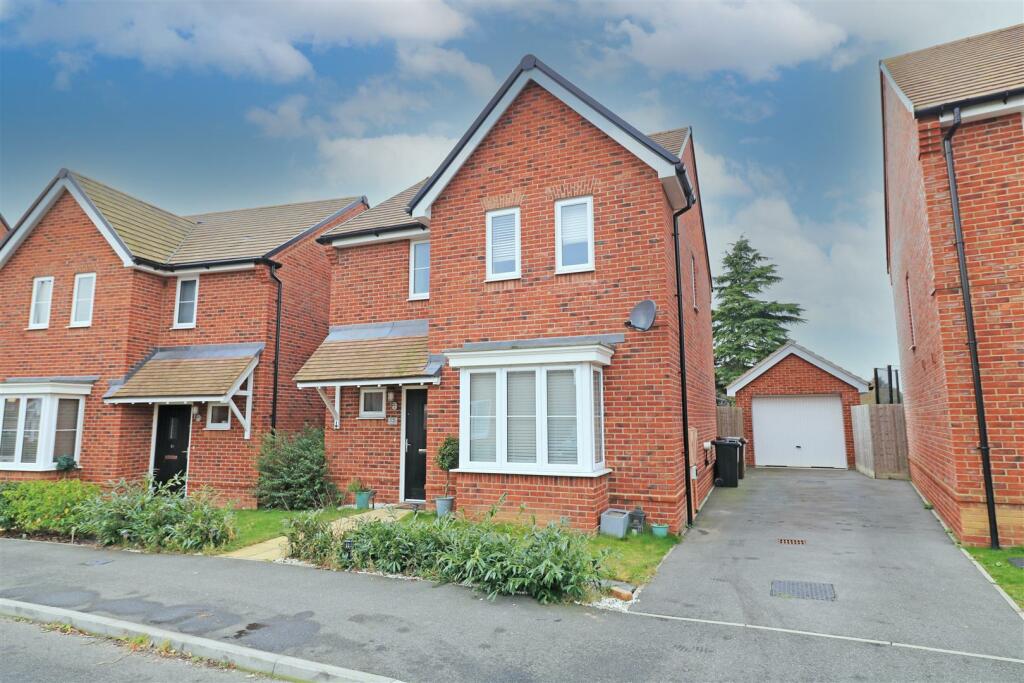 3 bedroom detached house for sale in Orchard Way, Boreham, Chelmsford, CM3