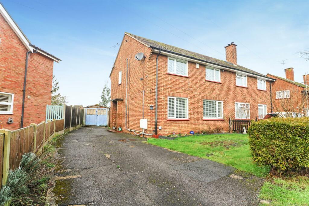 3 bedroom semidetached house for sale in Lawlinge Road, Latchingdon, CM3