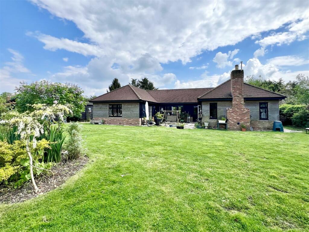 3 bedroom detached bungalow for sale in Cock Lane, Highwood, Chelmsford