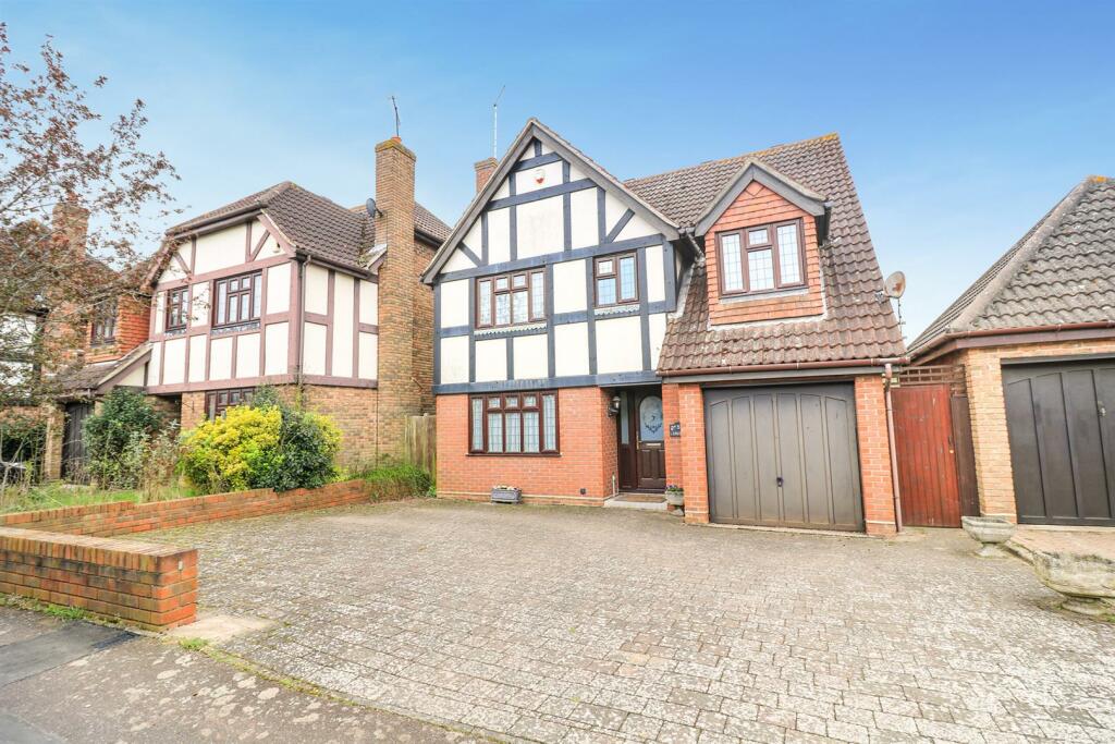 4 bedroom detached house for sale in Hawthorn Road, Hatfield Peverel