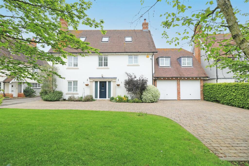 8 bedroom detached house for sale in Priors Field, Bicknacre, CM3