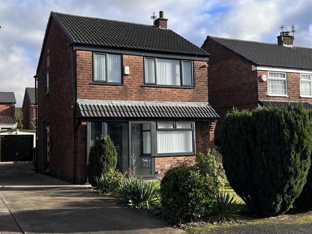 3 bedroom detached house for sale in Carlisle Crescent, AshtonUnder