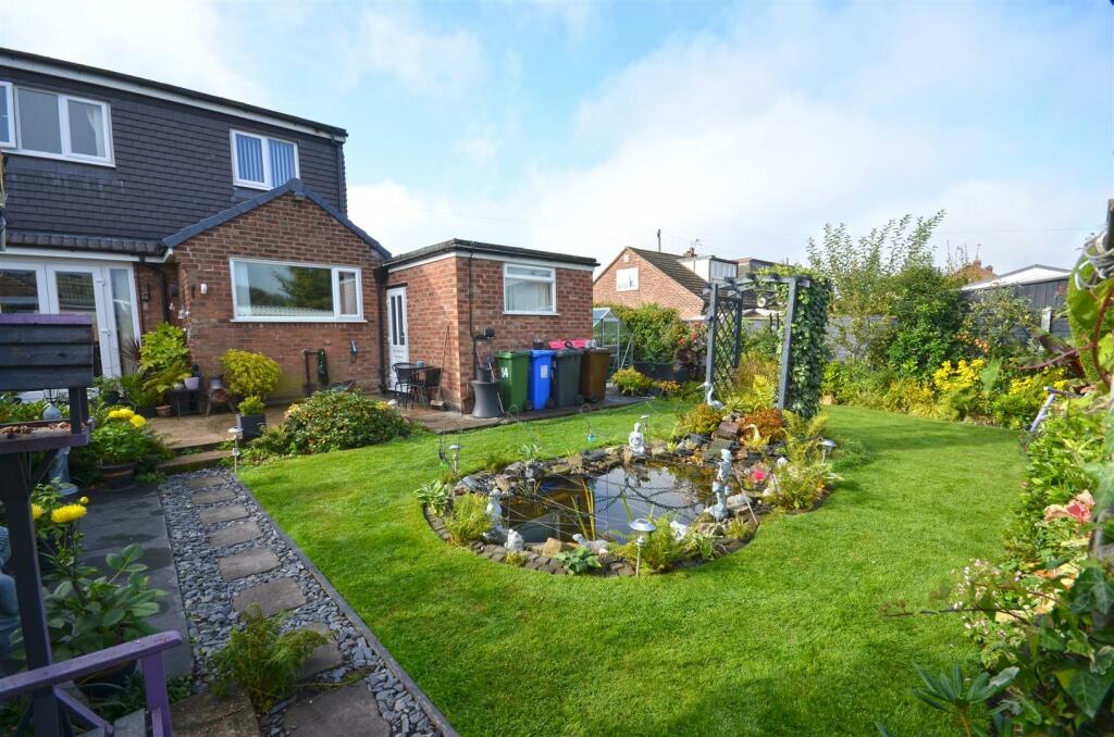 3 bedroom semidetached bungalow for sale in Westmorland Avenue