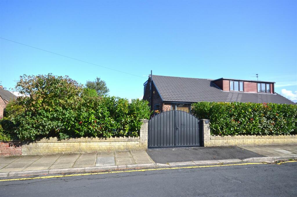 3 bedroom semidetached bungalow for sale in Westmorland Avenue