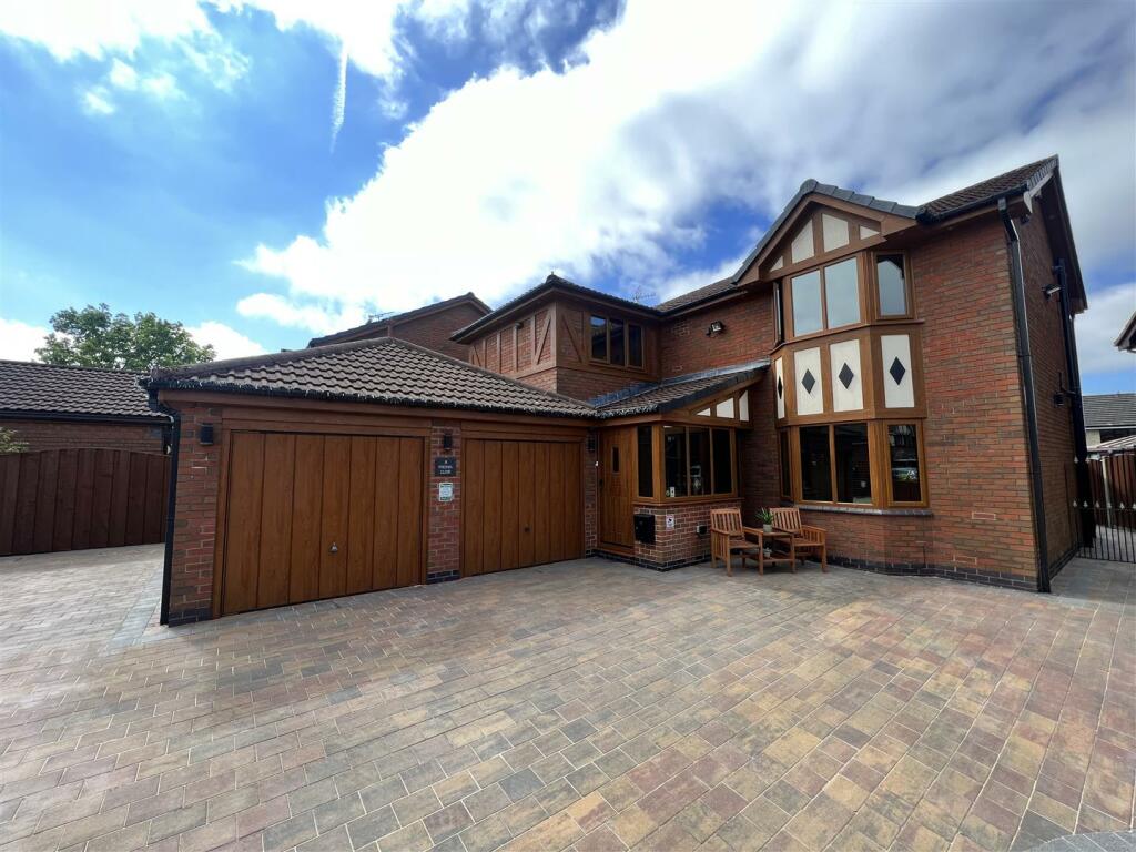 4 bedroom detached house for sale in Fresnel Close, Newton, Hyde, SK14