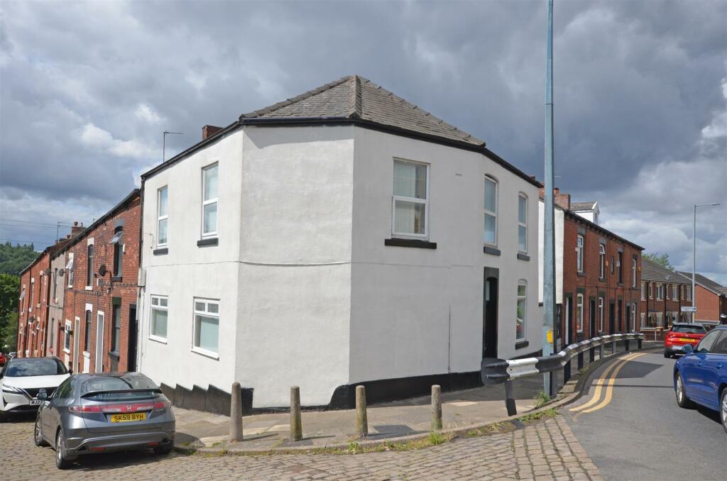 3 bedroom end of terrace house for sale in Wakefield Road, Stalybridge