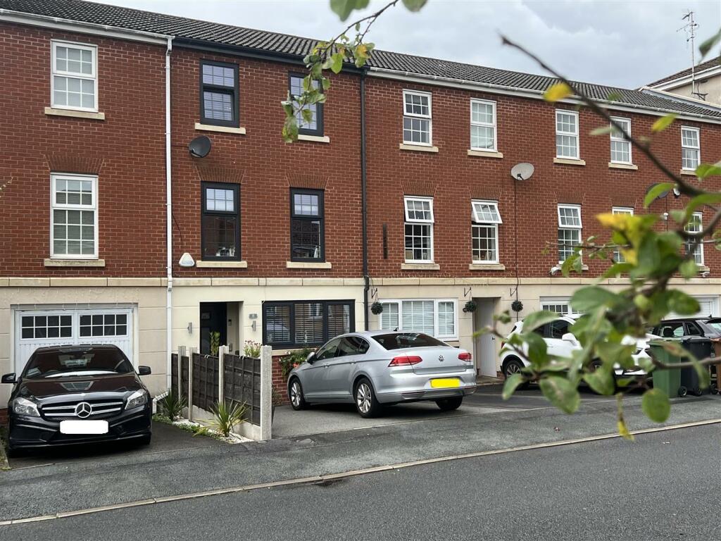 4 bedroom town house for sale in Newbold Close, Dukinfield, SK16