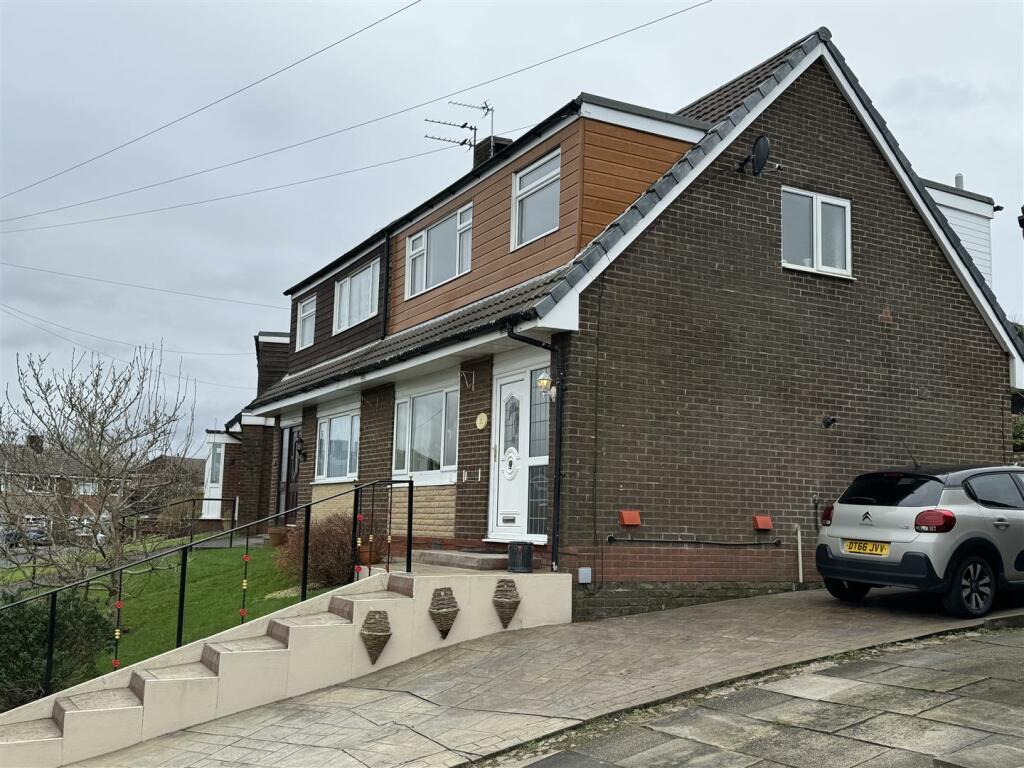 3 bedroom semidetached house for sale in Rose Hill, Stalybridge, SK15