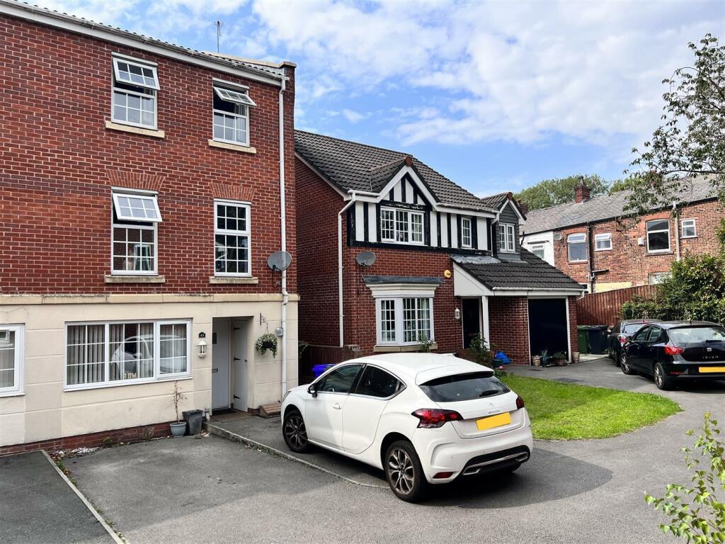 4 bedroom town house for sale in Windermere Road, Dukinfield, SK16