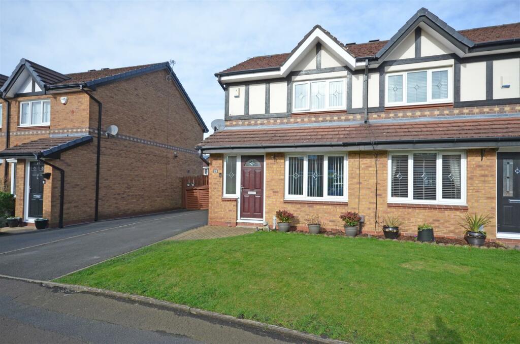 2 bedroom semidetached house for sale in Eaton Close, Richmond Park