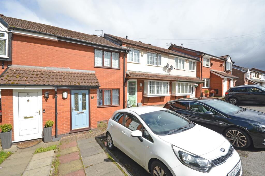 2 bedroom mews property for sale in St. Marks Street, Dukinfield, SK16