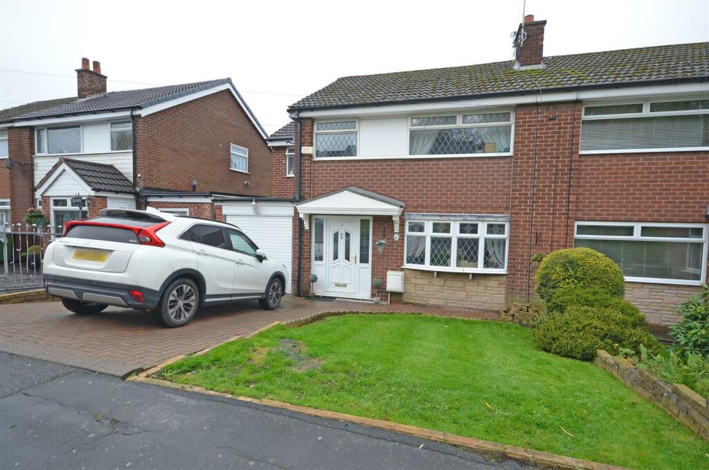 4 bedroom semidetached house for sale in Sunbury Close, Dukinfield, SK16