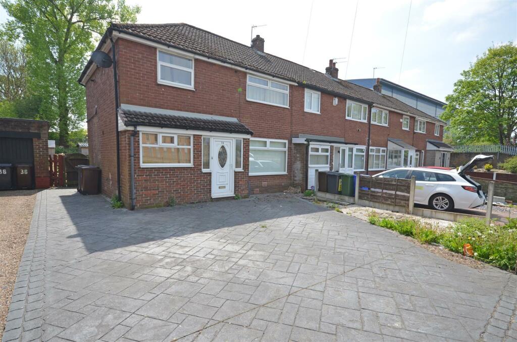 3 bedroom semidetached house for sale in Wilshaw Lane, AshtonUnder