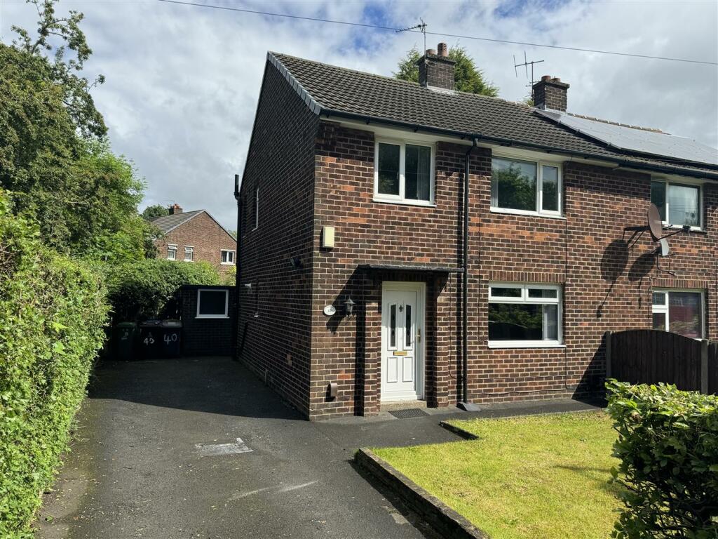 3 bedroom semidetached house for sale in Yew Tree Lane, Dukinfield, SK16