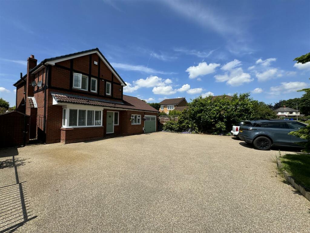 3 bedroom detached house for sale in Birtles Close, Dukinfield, SK16