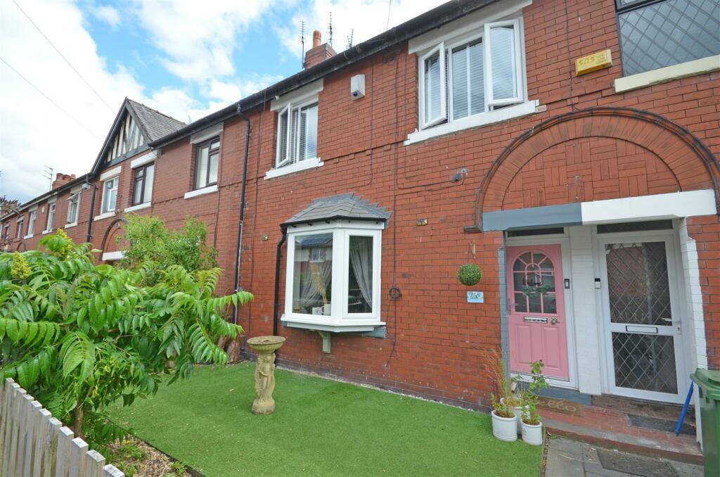 3 bedroom terraced house for sale in Chapel Street, Dukinfield, SK16