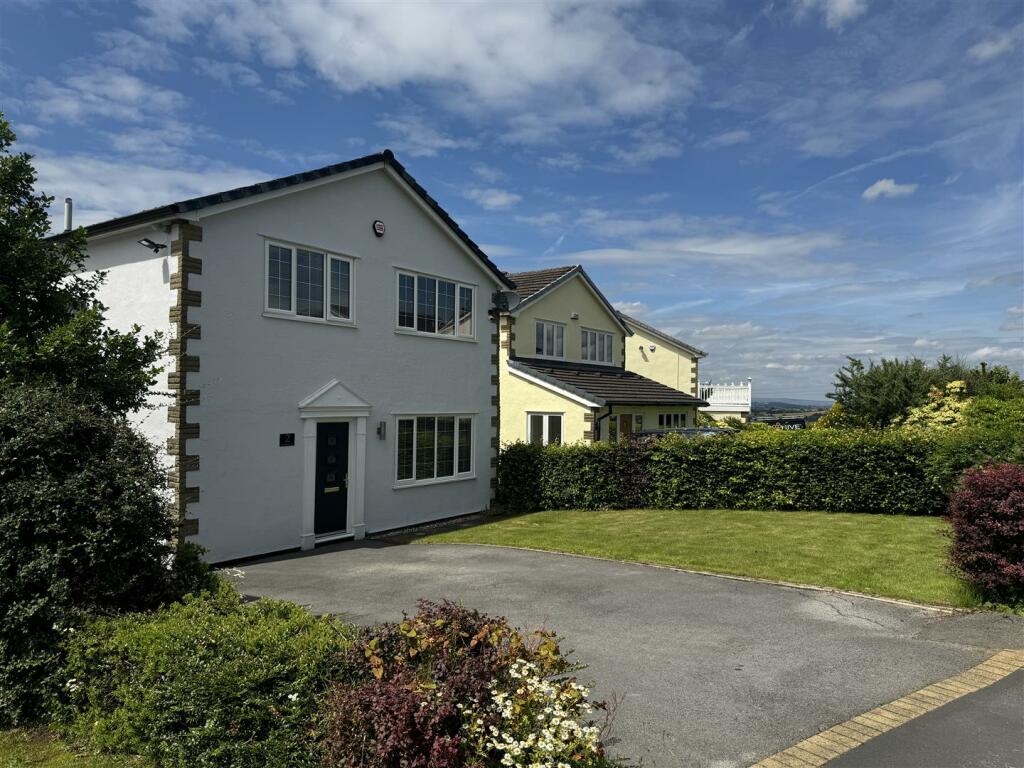 4 bedroom detached house for sale in Hunters Court, Stalybridge, SK15